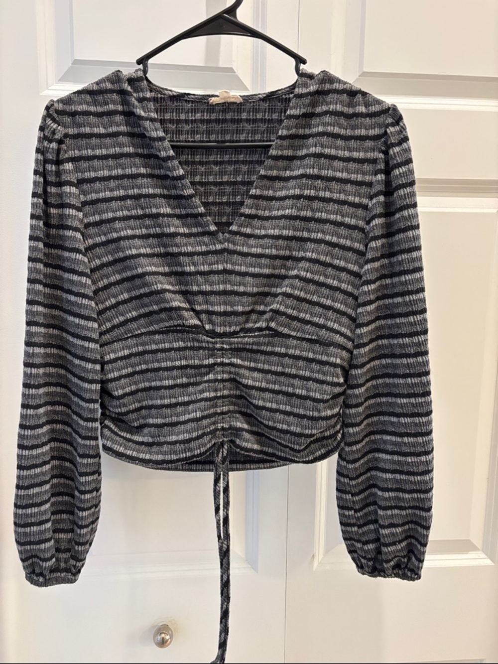 Striped V-Neck Long Sleeve Drawstring Crop Top - Black & Gray